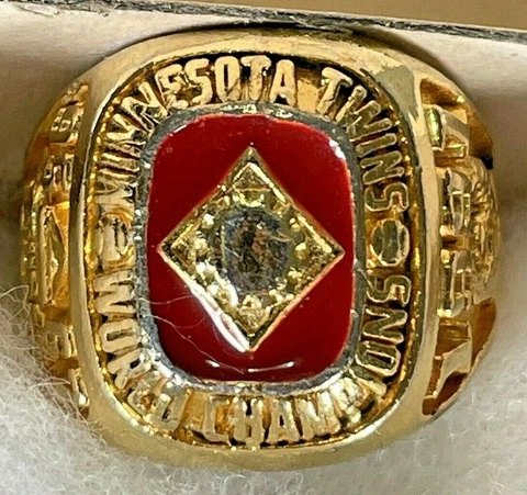 RARE HTF 1991 World Series Champions MN Twins Souvenir Ring Gold Colored Metal Cover