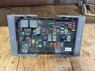 2007-2009 Escalade Tahoe Yukon Suburban Under Hood Fuse & Relay Box OEM GM GMC - Image 1 of 2