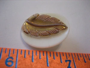 Vidrio blanco roto vintage de 7/8" con hoja de oro, botón ovalado - E18 - Imagen 1 de 5