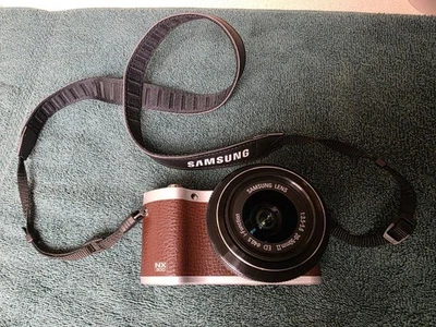 Cámara digital Samsung NX300 20,3 MP con lente y extras Foto 1 de 4