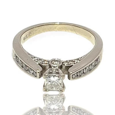 Anillo de compromiso de diamantes talla princesa VS2 de oro blanco de 14 k (KS1019249) Foto 1 de 4