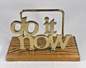 Vintage Messing "Do It Now" Motiv Schreibtisch Schild auf Eichensockel Bürodeko - Bild 1 von 6