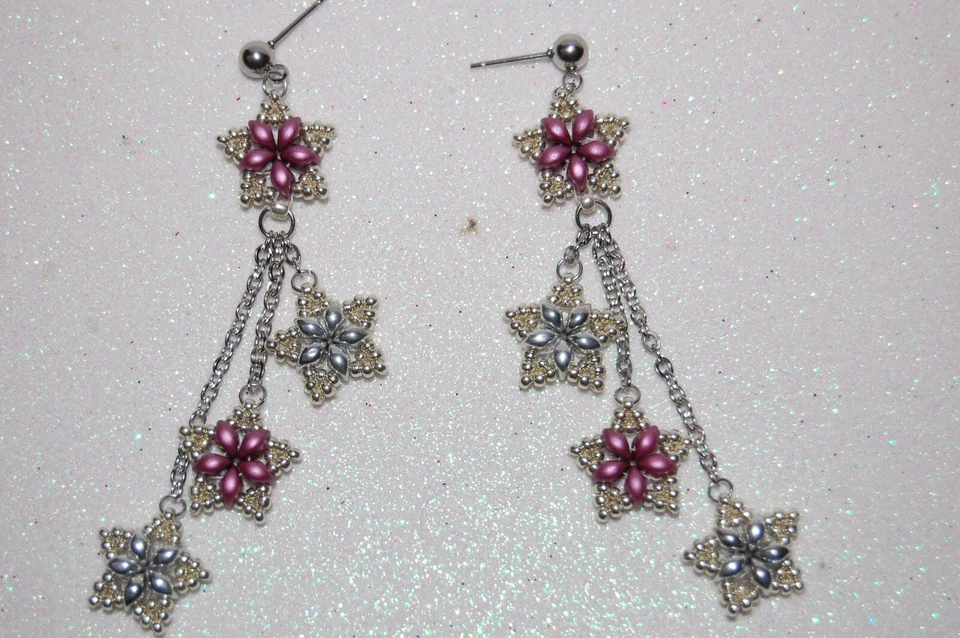 Orecchini con Stelline Pendenti Fatti a Mano con Perle/Perline Rosa e Argento   - Immagine 1 di 1