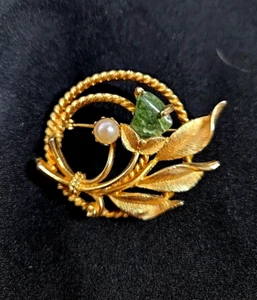 Vintage Brooch Signed Sarah Coventry Jade Faux Pearl Gold Tone Pin Round Wreath - Picture 1 of 7