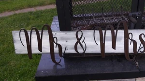 Mr. & Mrs. Letrero de madera de paleta en dificultades decoración primitiva de granja letrero de palabra de metal - Imagen 1 de 8