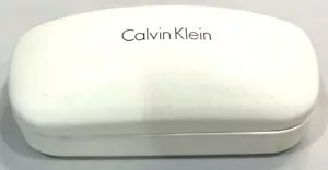 Beschädigtes Calvin Klein Brillenetui weiß Muschelschale mit schwarzem Filz innen - Bild 1 von 6