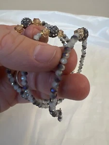 Brazalete elástico envolvente con cuentas finas 2,5" gris/blanco/esmerilado/brillante - Imagen 1 de 4