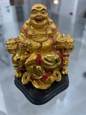 Buda riendo en silla con lingote y moneda tamaño estándar, resina dorada Foto 1 de 4