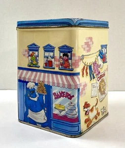 Scatola portaoggetti vintage Sesame Street Tin Street Scene 5,75” X 4” (Applausi) Muppets - Foto 1 di 17
