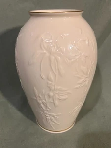LENOX Masterpiece Collection, cremefarbene Vase - Blumenrelief, Goldrand - Bild 1 von 6