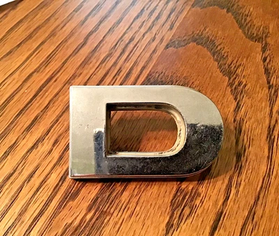 Emblema da porta traseira Ford Bronco 1970 letra D - Imagem 1 de 4