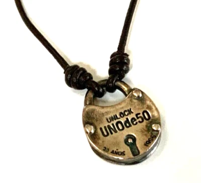 Collar de cuero marrón candado colgante tono plata candado candado UNO de 50 Foto 1 de 4