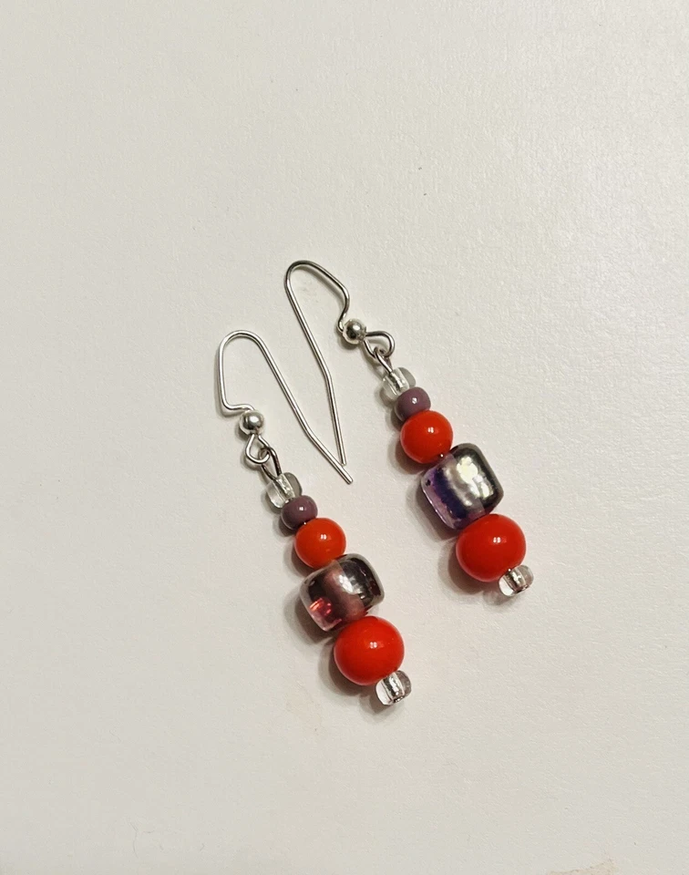 ¡REBAJADO! Pendientes colgantes de cuentas de vidrio gris amapola y amapola. Hecho a mano, aproximadamente 1” de largo. Foto 1 de 1