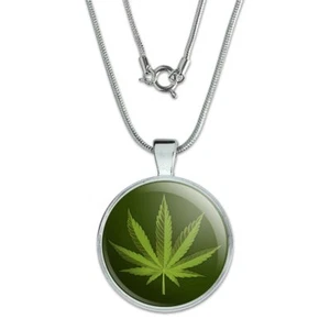 Colgante de 1" con diseño de hoja de marihuana Cannabis Pot con cadena enchapada en plata de ley - Imagen 1 de 3