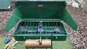 Estufa Coleman 426 vintage de 3 quemadores con soporte alto modelo No. 10 Nº 0 embudo difícil de encontrar - Imagen 1 de 19