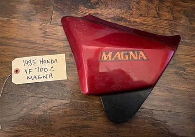 Honda VF700 C V45 1985 Magna cubierta lateral izquierda.  Hermosa pintura/emblema original Foto 1 de 4