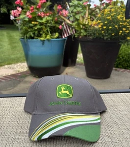 NEU nie getragen - John Deere JD verstellbare Mütze Kappe für Erwachsene - Design auf Rechnung - 🟢🟡 - Bild 1 von 4