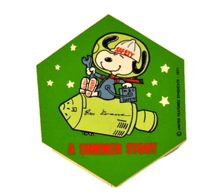 VINTAGE NASA "Snoopy" 3x4" Sticker datiert 1971 "A SUMMER STORY" Saftey Sticker - Bild 1 von 5