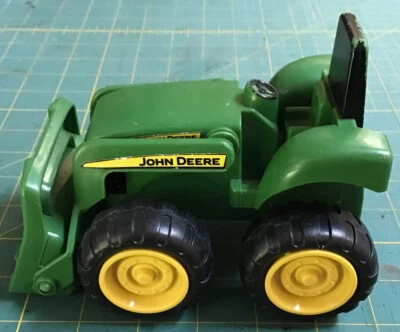 Tractor John Deere 1/64 con cargadora de canastilla Foto 1 de 4