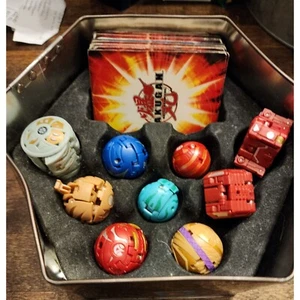 Bakugan Battle Brawlers custodia di latta con 9 risse e carte - Foto 1 di 3