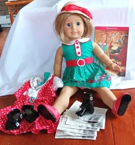 American Girl Doll Kit Kitteridge 18" 2 abiti e accessori reporter - Foto 1 di 9