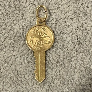 RARO ciondolo chiave Las Vegas vintage in oro giallo 14 carati 1" - Foto 1 di 5