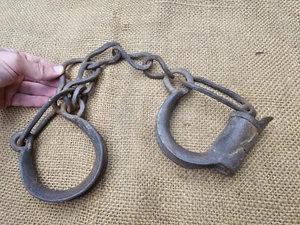 ANTIKE GEFÄNGNISFESSELN GEFÄNGNIS GEFANGENE BEINSCHELLEN FESSELN BEIN EISEN URALT SCHLOSS - Bild 1 von 17
