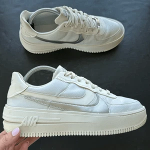Nike Women’s Sz 10 Air Force 1 PLT.AF.ORM White Metallic Silver DJ9946-101 - Picture 1 of 13