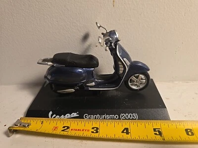Maisto 1/18 Scale Model Scooter 39540 - 2003 Vespa Grandturismo - Image 1 of 4