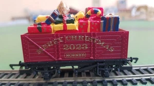 Hornby R60082 Vagón 7 Tablones Navidad 2023 con Carga Regalo, Granate, en Caja - Imagen 1 de 11