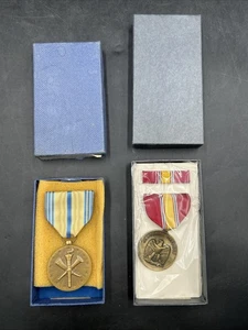 Vintage Air Force Reserve & National Defense Service Medaillen in Originalkartons - Bild 1 von 10