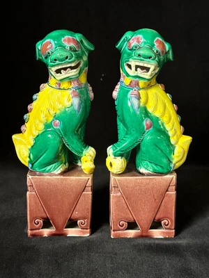Pair Foo Dogs FAMILE JAUNE ET VERTE 中国出口 PORCELAIN 坐式基地 c1910 — 第 1/4 张图片