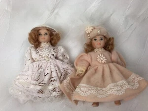 2 LOVELY LITTLE OLD FASHIONED DOLLS - VERY CUTE OUTFITS - ONLY 12 CM TALL - Picture 1 of 4