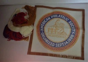 AMERICAN PHILATELIC SOCIETY punto ago TELA E FILATO timbro collezione sigillo logo - Foto 1 di 2