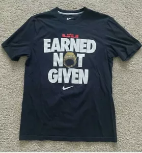 Nike Lebron James Earned Not Given Championship Ring T-Shirt Herren Medium MVP - Bild 1 von 3