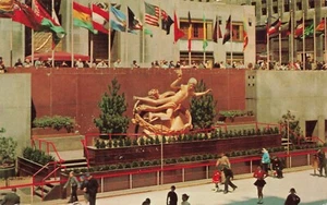 Chrome Postcard ~ New York City, Statue of Prometheus at Rockefeller Center - Picture 1 of 2