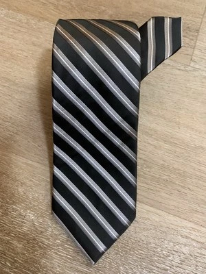 NUEVO CON ETIQUETAS - CORBATA DE HOMBRE DE ALFORJA ~ 65% SEDA Y 35% POLIÉSTER ~ NEGRO, PLATA DIAG. RAYAS 64”X 3,5” Foto 1 de 4