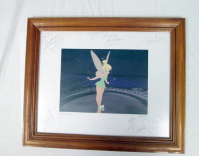 Disney Tinker Bell Acicalamiento Pixie 13.5" X 16.5" Impresión Enmarcada Autógrafo Peter Pan Foto 1 de 4