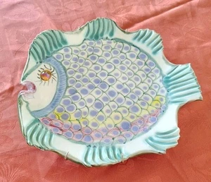 Clay Horizons Studio Art Pottery Piatto Pesce Angelo Colorato con Occhio di Vetro 12" - Foto 1 di 7