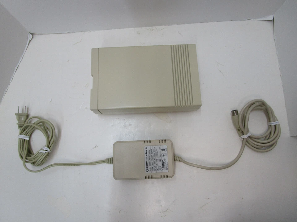 COMMODORE 1581 DISK DRIVE FOR C64 64C C128 TESTED AND WORKING LOT #47 - Image 1 of 4