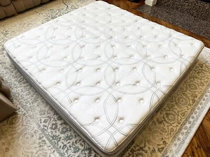 King Size Select Comfort Sleep Number Bed - Dual Air Chamber Mattress - i8 Model - Picture 1 of 13