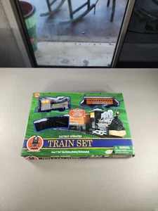 Train Set With Track Holiday Express Battery Operated 18 Pieces Train & Traincar - Picture 1 of 7