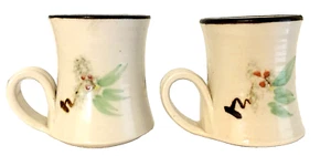 Tassen 2er Set Studiokeramik beige mit handbemalten Blumen 3,5" hoch 3" breit fasst 6 Unzen - Bild 1 von 6