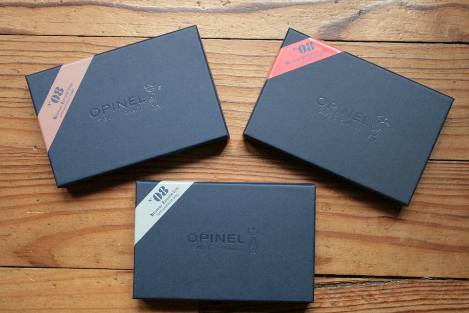 Opinel Luxe N°8 Bouleau Lamellé Coffret aux choix rouge, gris ou brun