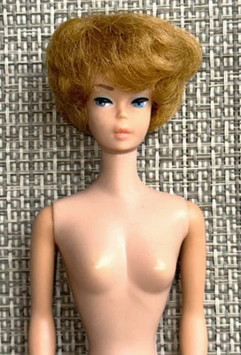 VINTAGE BLONDE BUBBLECUT BARBIE - Image 1 of 4