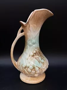 Vaso brocca con piedi in ceramica McCoy blu acqua marrone foglie uva vite vintage - Foto 1 di 9