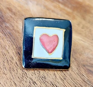 Pin Etiqueta San Valentín Cerámica y Esmalte Corazón Rojo, Blanco y Negro Cuadrado con Tono Dorado - Imagen 1 de 3