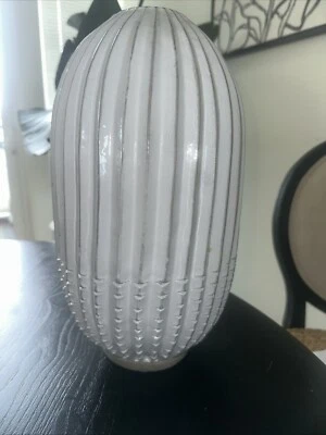 Precioso jarrón West Elm retirado blanco 14 pulgadas de alto resistente 14x8 decoración del hogar Foto 1 de 4