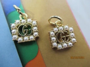 GUCCI 2 TIRADOR DE CREMALLERA 14X12MM pequeño tono DORADO, PERLA SINTÉTICA ESTO ES PARA 2 - Imagen 1 de 3