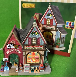 Lemax Village 2015 ~ THE DOG HOUSE Abbigliamento e accessori per cani (illuminati) ~ Nuovo con scatola - Foto 1 di 12